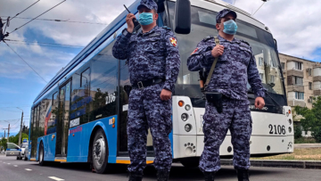 Севастопольские росгвардейцы задержали нетрезвого мужчину, который устроил дебош в городском троллейбусе
