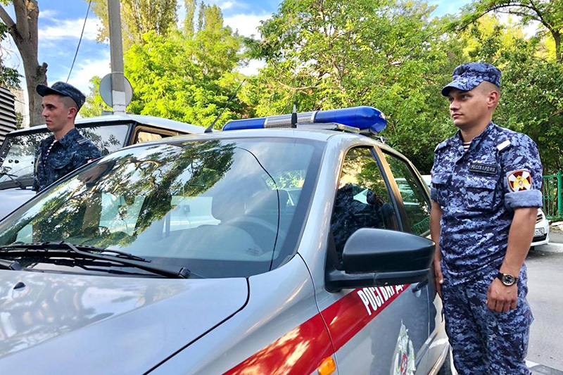 В Севастополе сотрудники Росгвардии задержали нарушителя правопорядка на общественном транспорте