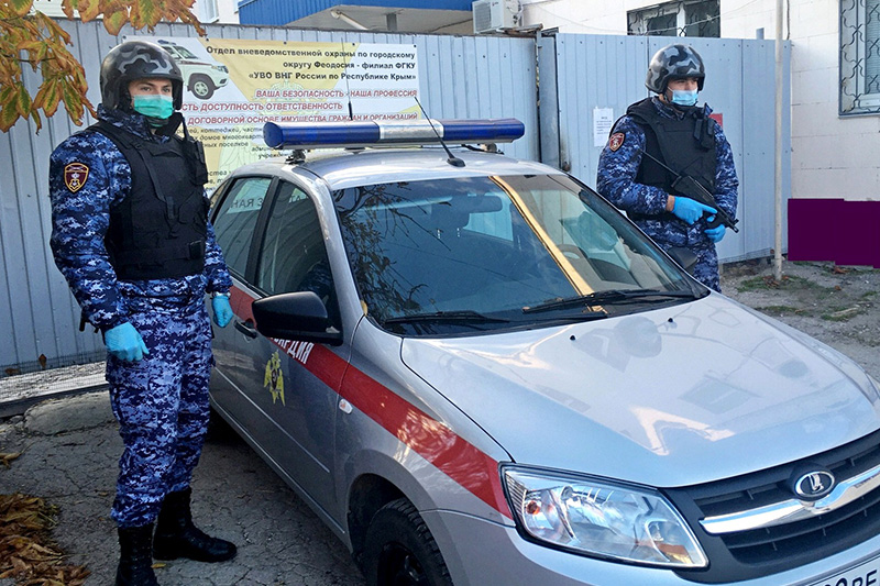 В Феодосии росгвардейцы задержали подозреваемого в умышленном повреждении автомобиля скорой помощи