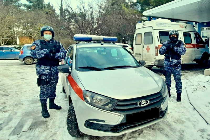В Ялте росгвардейцы оказали помощь медицинским работникам скорой помощи