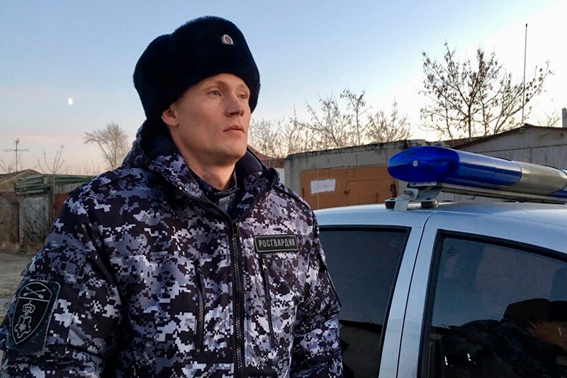 В Омске сотрудники Росгвардии задержали агрессивных родственников пациента, угрожавших работникам скорой медицинской помощи