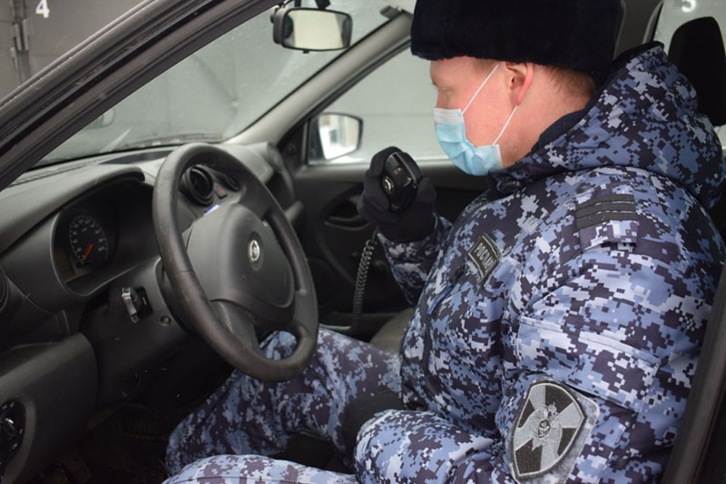 В Нижнем Новгороде сотрудники Росгвардии задержали мужчину, причинившего ущерб карете скорой медицинской помощи