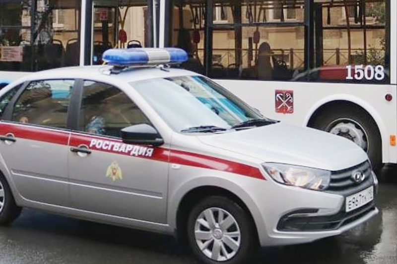 Сотрудники Росгвардии задержали участников драки в троллейбусе в Петербурге