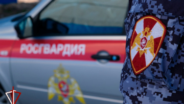 Ранившего врачей «скорой» и полицейских мужчину с ножом задержали росгвардейцы в Красноярске