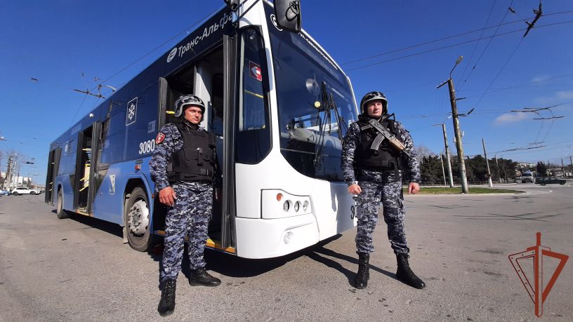 Росгвардейцы задержали двух нарушителей общественного порядка в транспортных средствах Севастополя