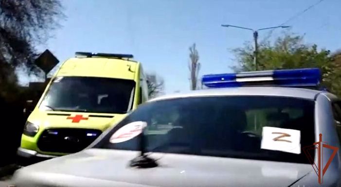 Журналисты «РИА Новости Крым» вместе с Росгвардией поздравили работников скорой медицинской помощи (видео)