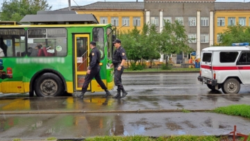 Дебошира в абаканском троллейбусе задержали сотрудники вневедомственной охраны Росгвардии